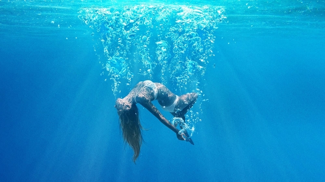 Under the Silver Lake (Source: themoviedb.org)