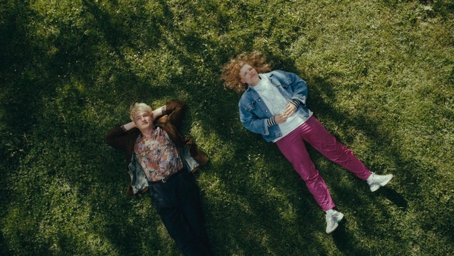 How to Be Normal and the Oddness of the Other World (Source: themoviedb.org)