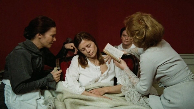 Viskningar och rop (Source: themoviedb.org)